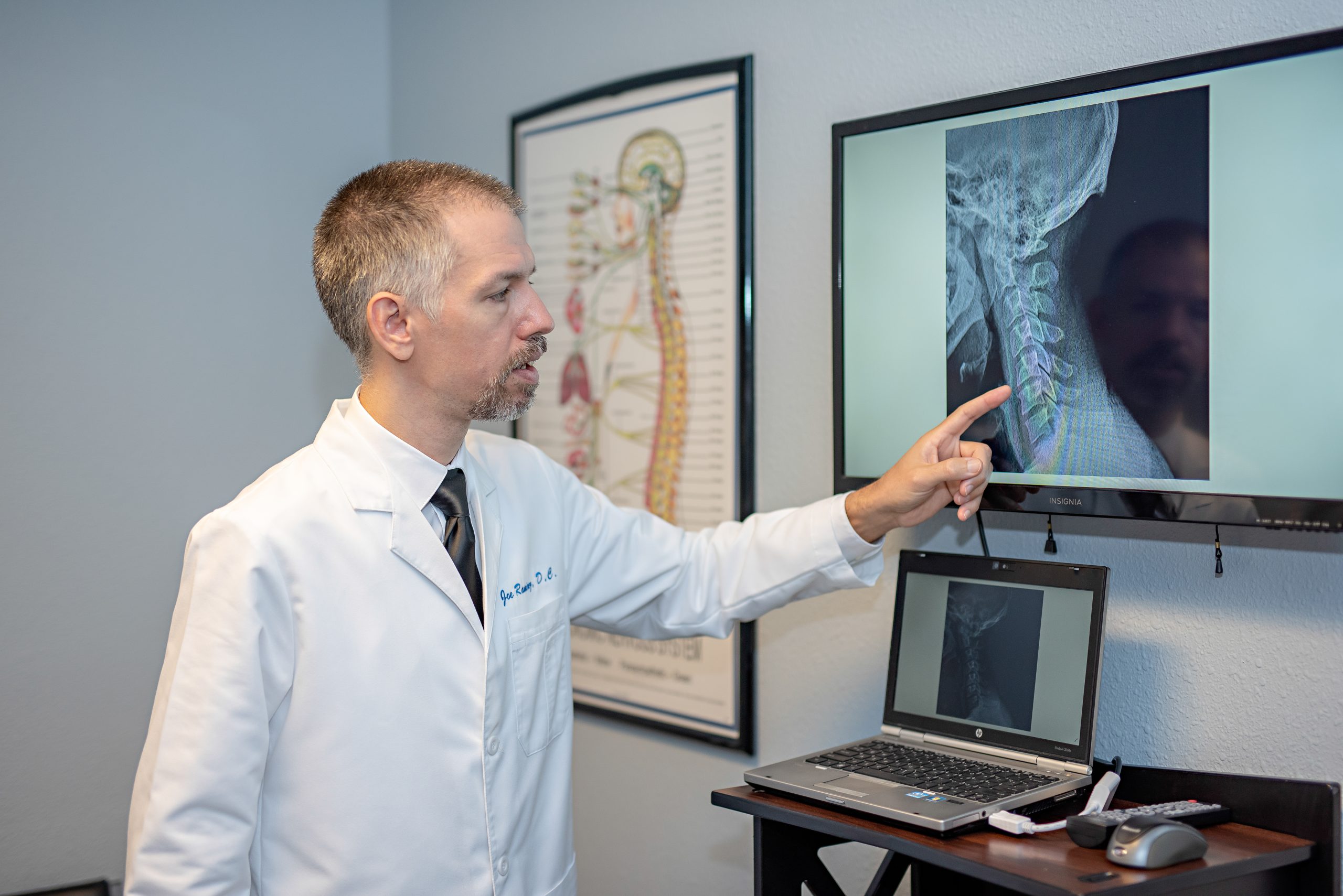 Navigating Neck Pain: The Chiropractic Solution
